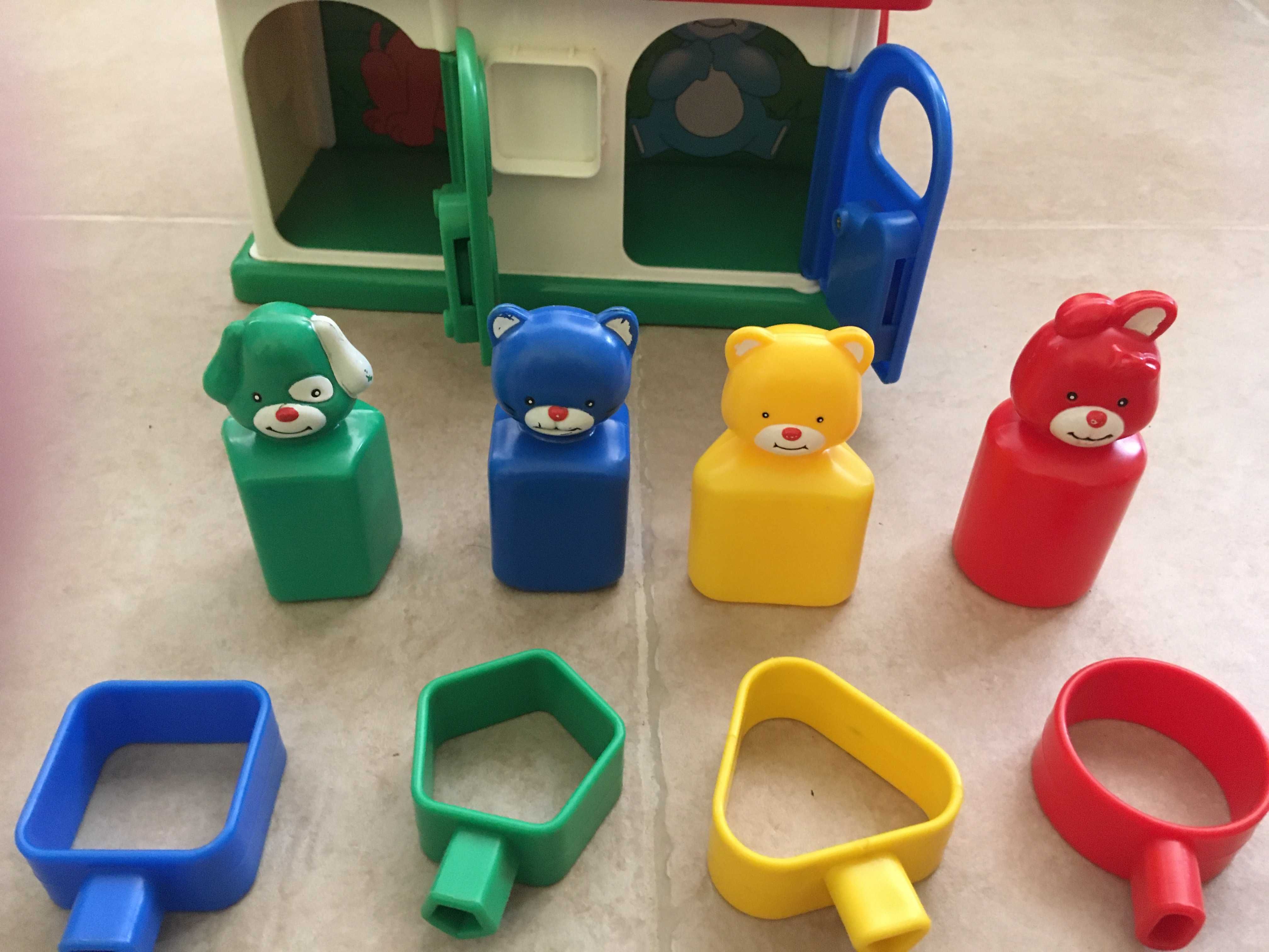 Brinquedo Casa para ordenar figuras (animais) coloridas