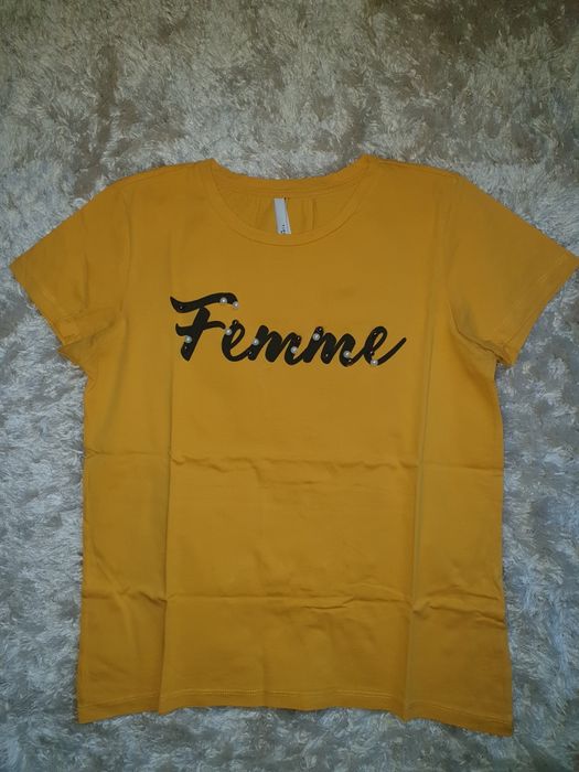 T-shirt amarela com pérolas