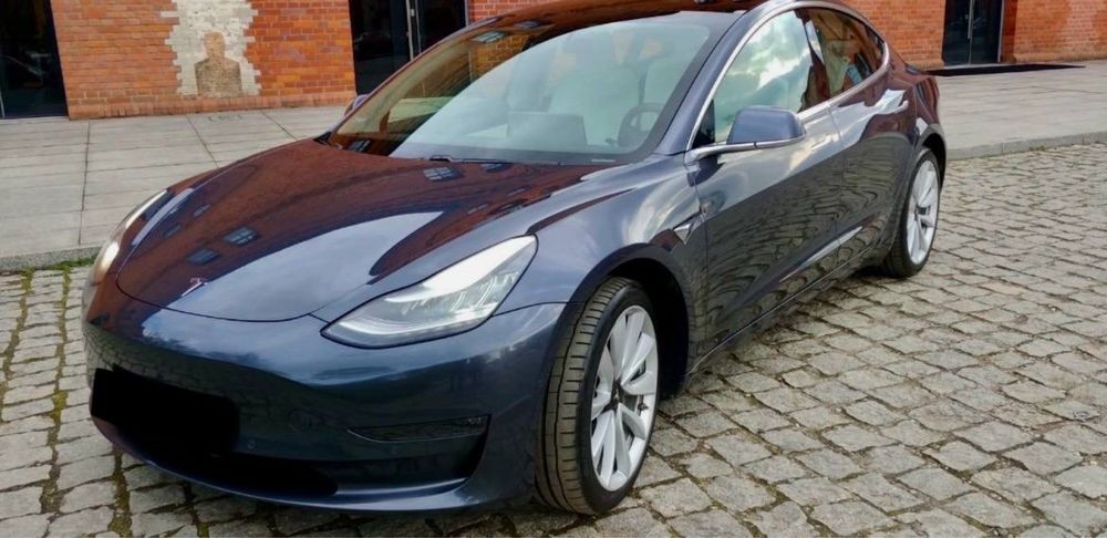 Tesla model 3 2020 року