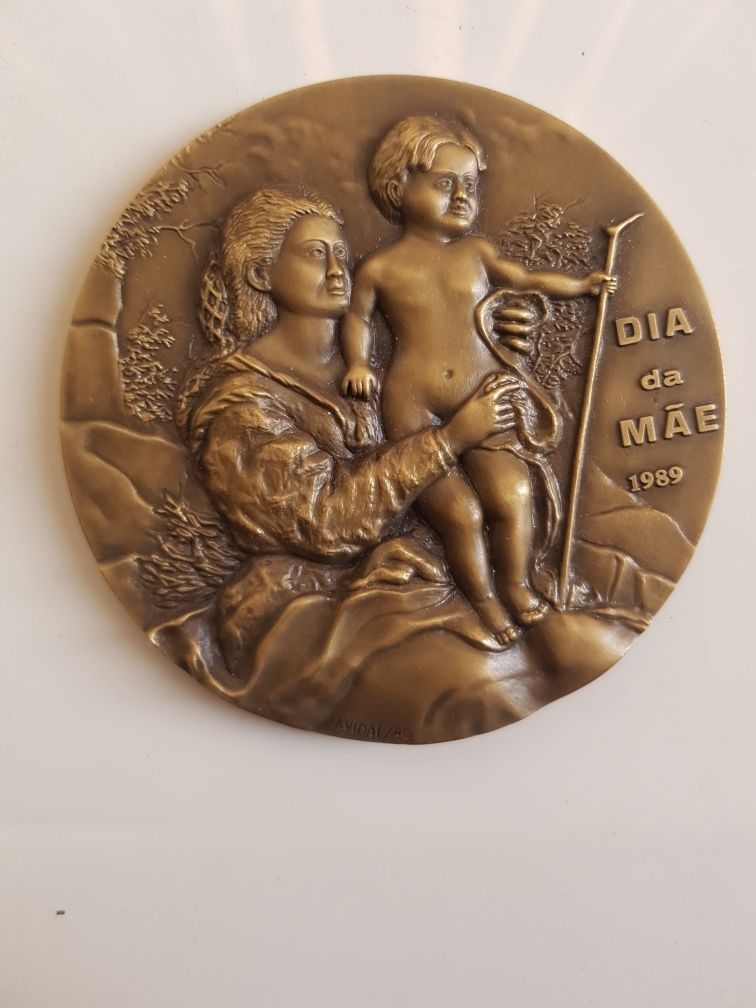 Vários medalhões bronze
