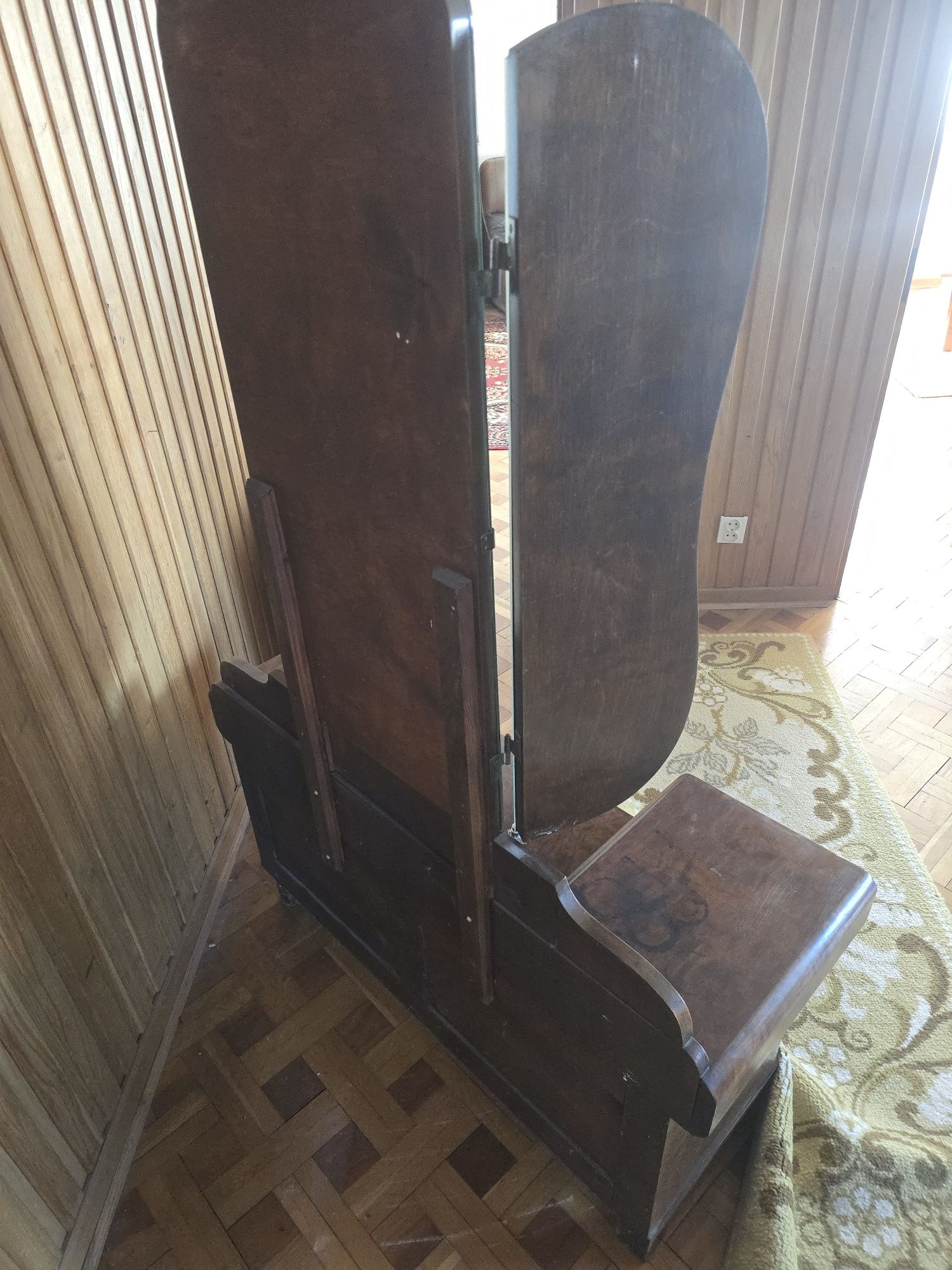 Toaletka z lustrami i szufladami