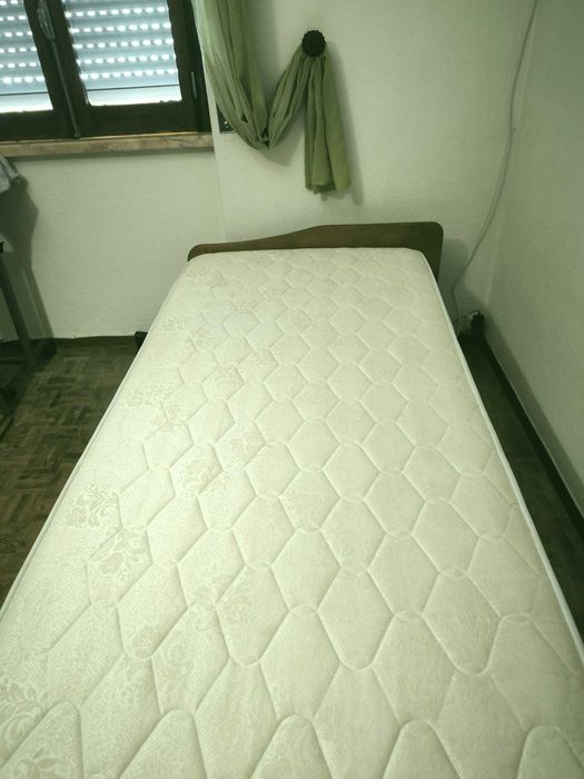 Vendo Cama com dois Colchões Ortopédicos (Bom Estado)