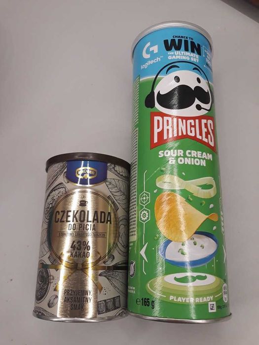 Puste opakowanie po Pringles i gorącej czekoladzie (pojemnik /  tuba)