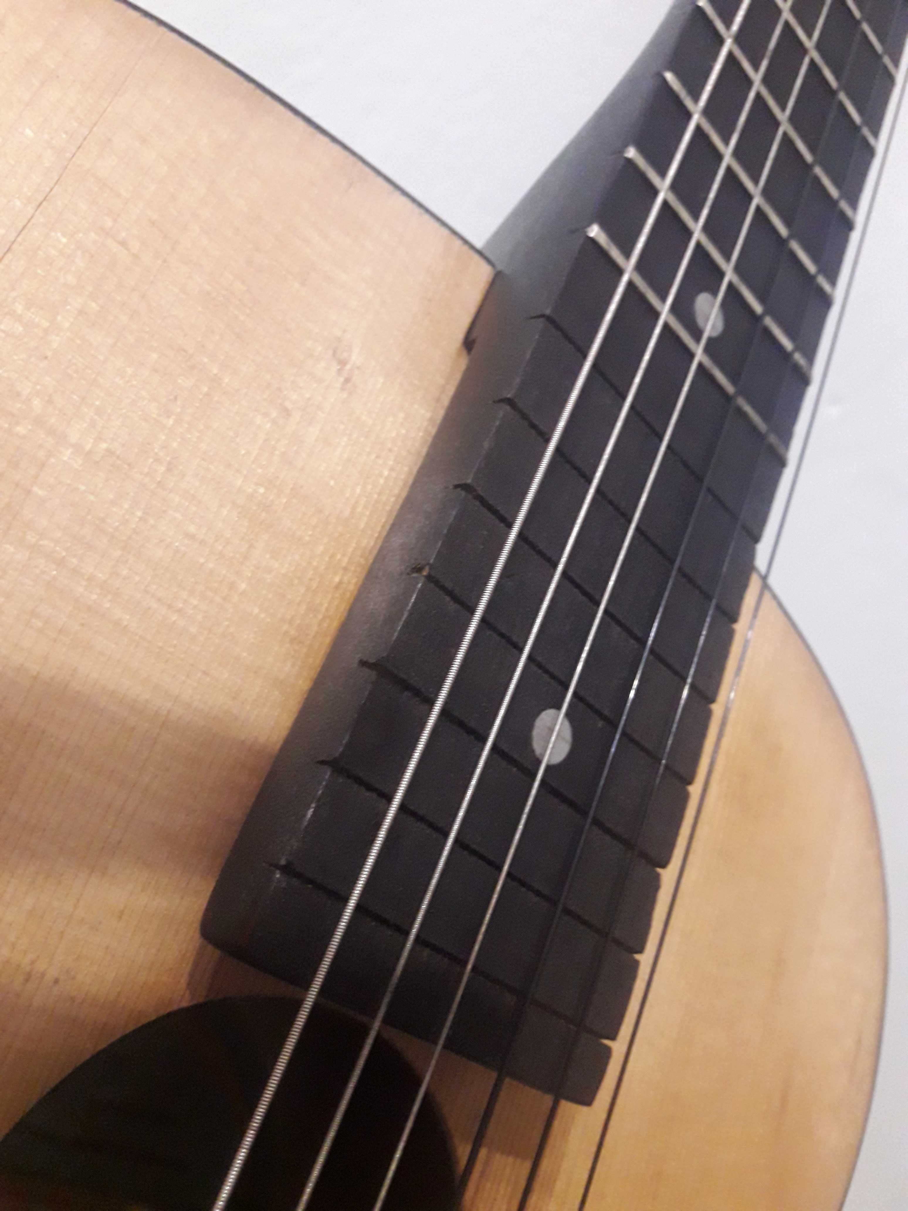 Реставрована гітара Львівської фабрики