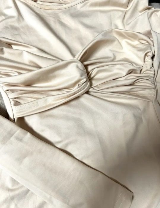 Жіночий бежевий лонг з переплетом на грудях лонгслів з драпіруванням