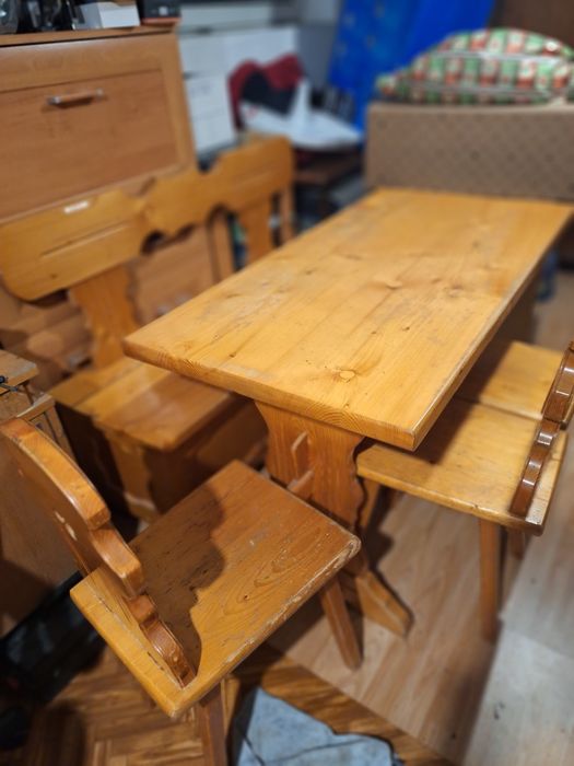 Stół drewniany z krzesłami i ławą z drewna sosnowego