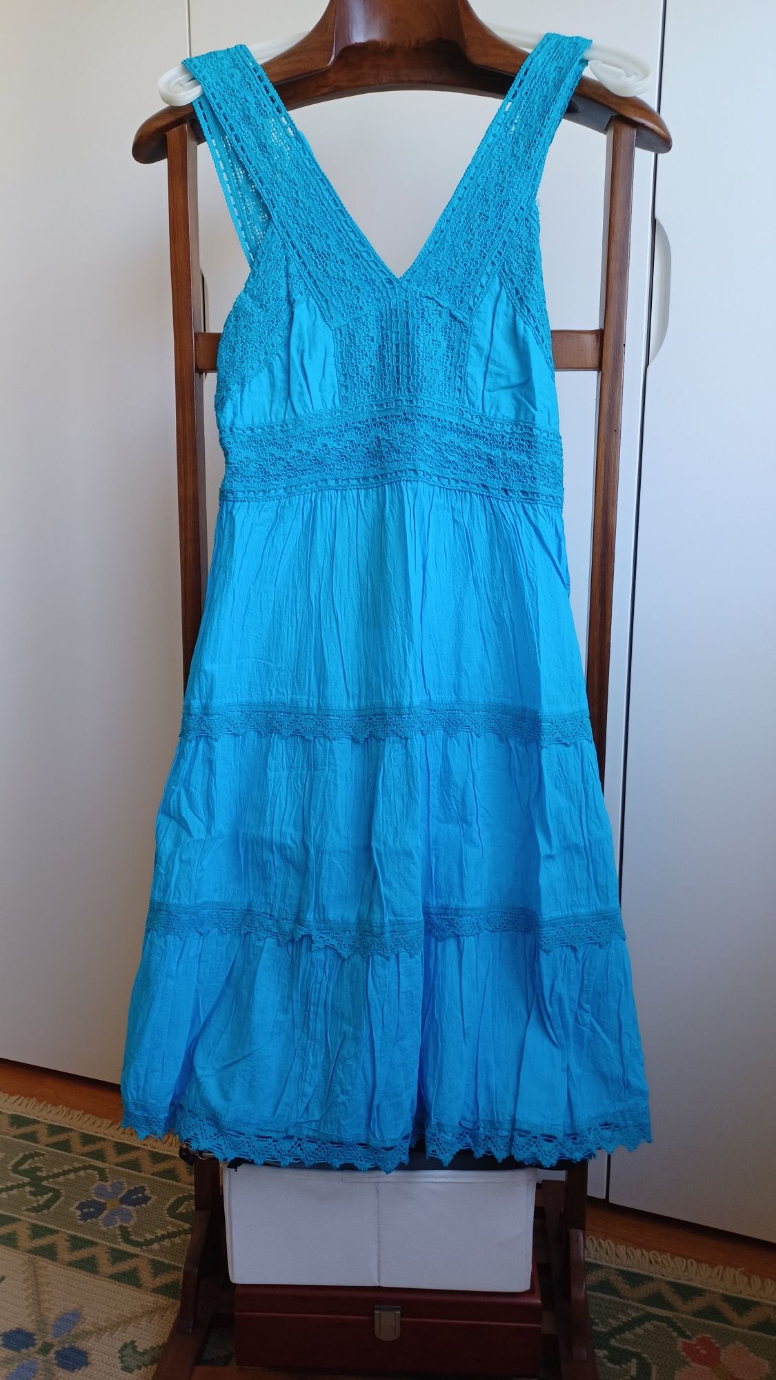 Vestido midi com renda