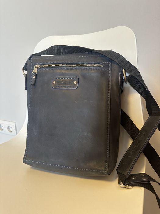 Шкіряна чоловіча сумка-планшет з патріотичним гравіюванням-вишиванка