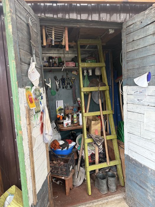 Дача з будинком в тихому місці