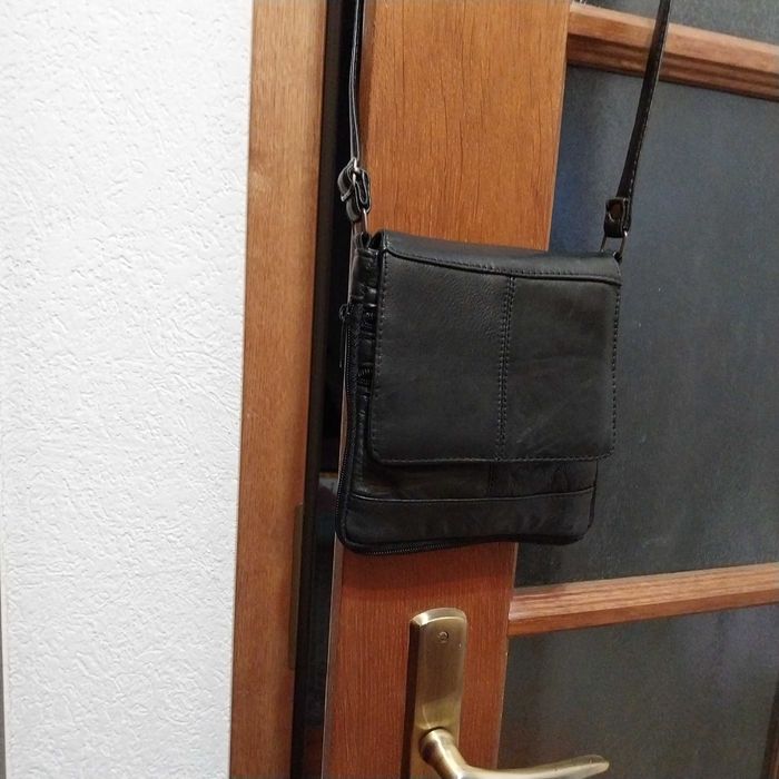 Czarna mała skórzana torebka