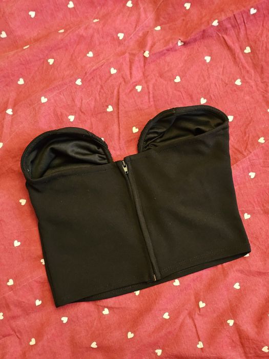 Czarny crop top bez ramiączek Stradivarius