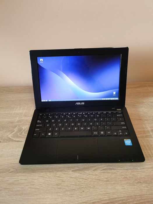 Компактный Asus F200