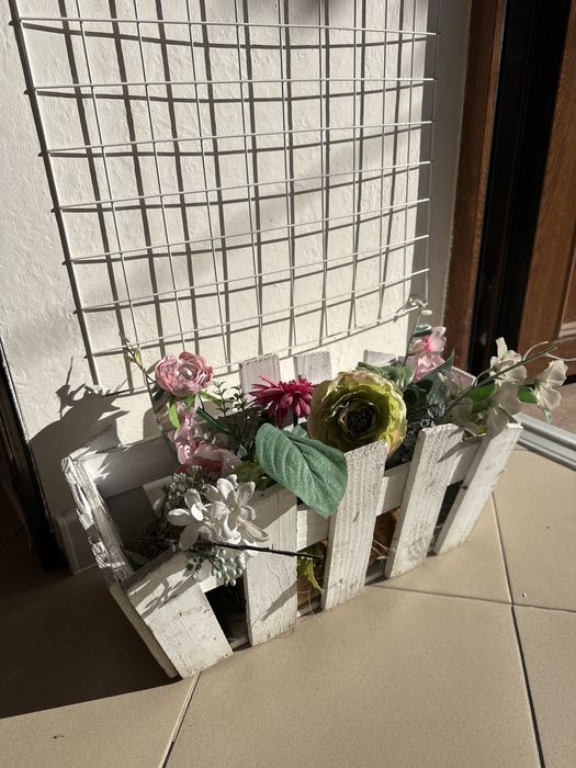 Штучні квіти в кошику