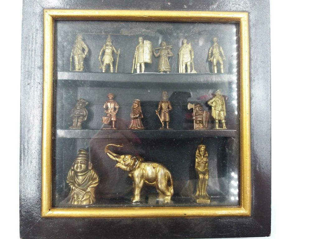Kolekcjonerskie metalowe figurki w drewnianej szafeczce