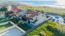 Moradia T3+1 na Primeira Linha de Mar - Jardim e Garagem Box
