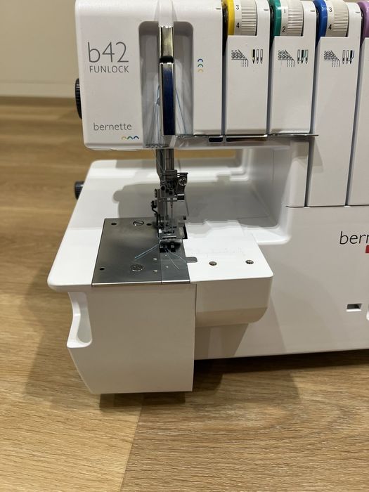 Розпошивальна машинка Bernina Bernette FunLock B42
