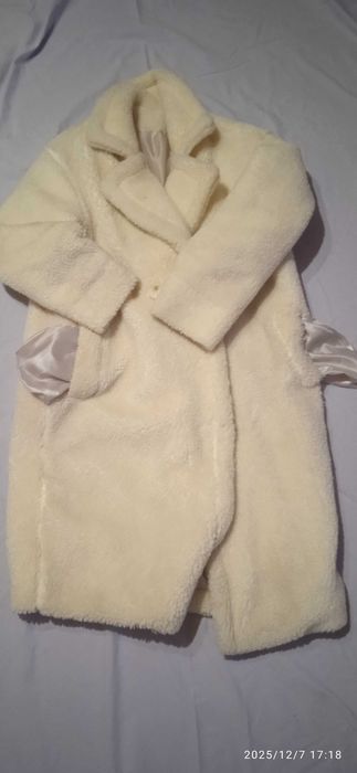 Продам жіночий теплий Полушубок молочного кольору із штучного хутра.