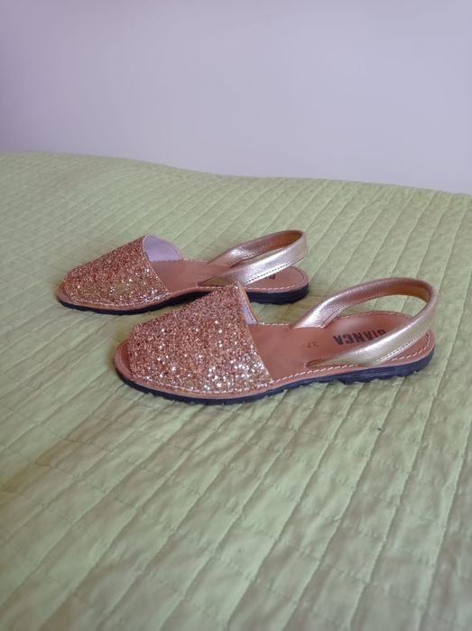 Sandalias douradas mulher