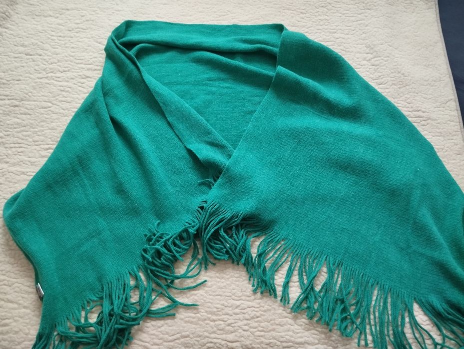 Zestaw czapka i duży szalik z frędzlami