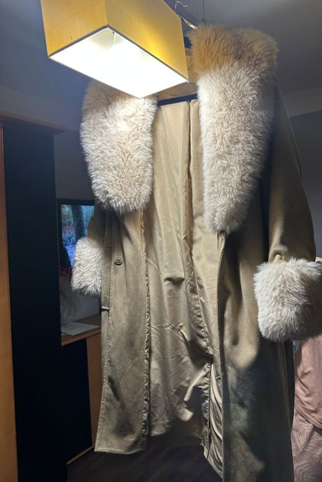 Płaszcz beżowy ciepły futro