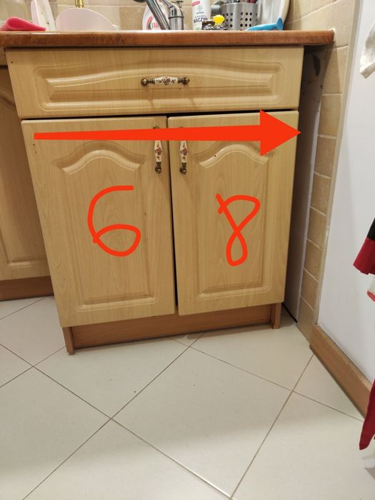 Kuchnia na wymiar z drewnianym blatem i okapem