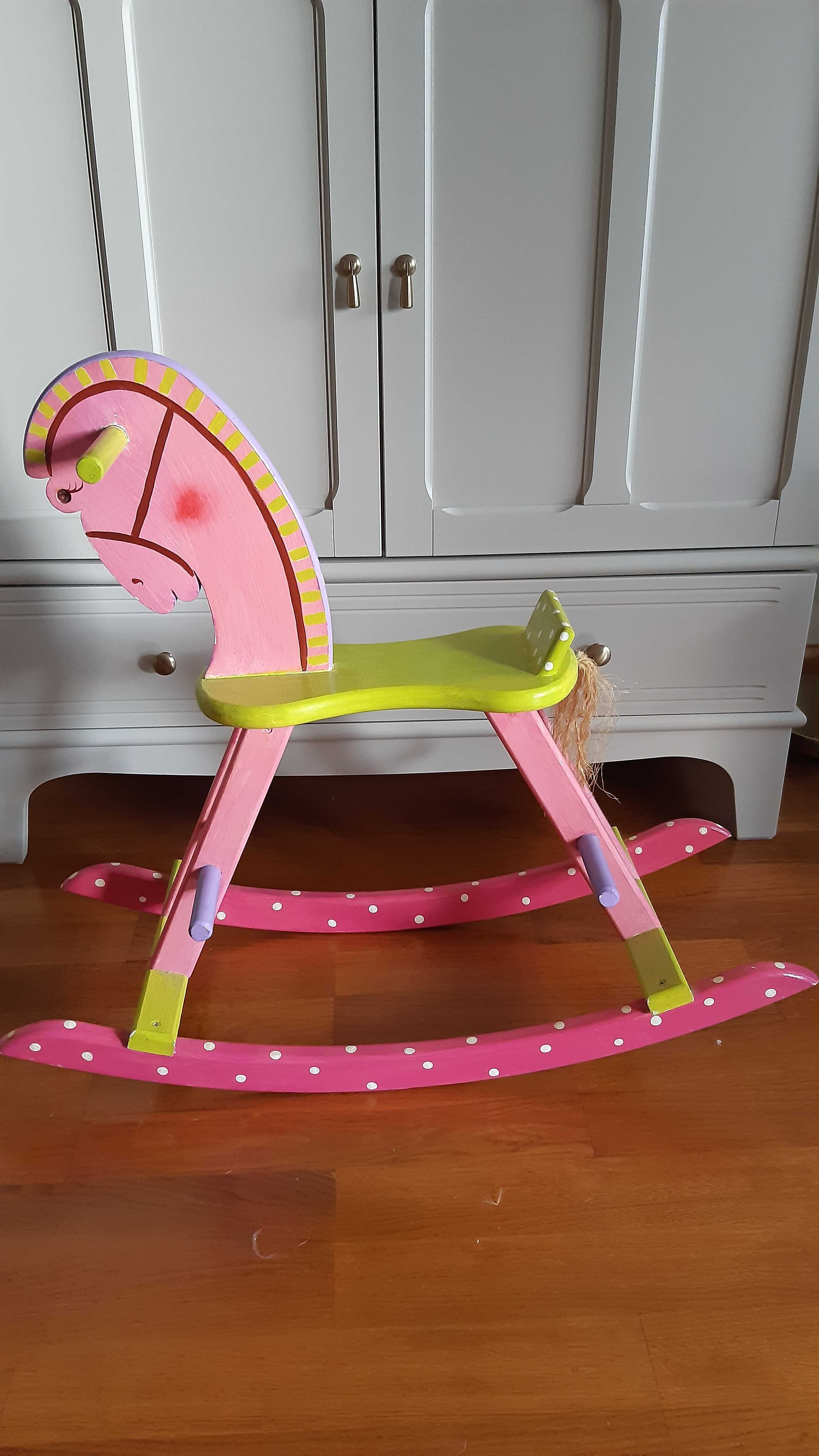Cavalo de baloiço em madeira para criança