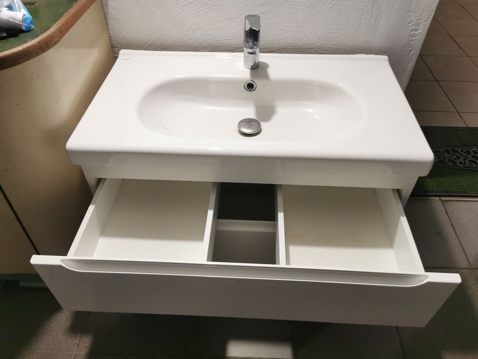 Szafka do łazienki z umywalką i baterią