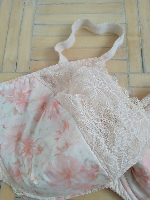 biustonosz wzór różowe kwiaty z koronką 90H