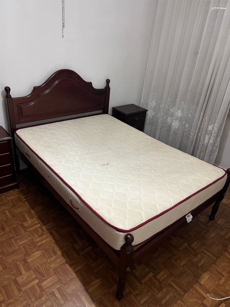 Conjunto cama e mesas de cabeceira