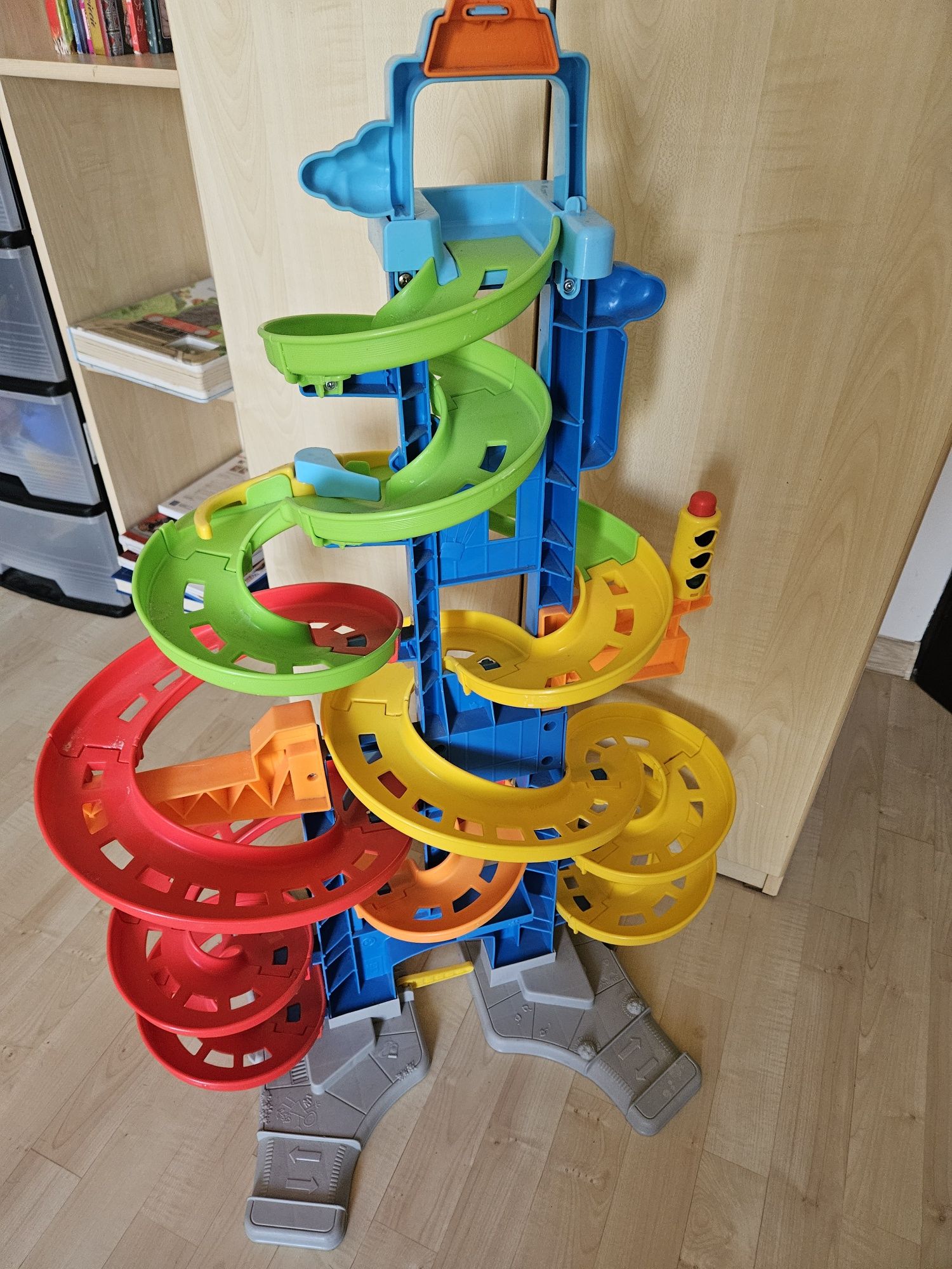 Zjeżdżalnia Little People z dwoma samochodzikami
