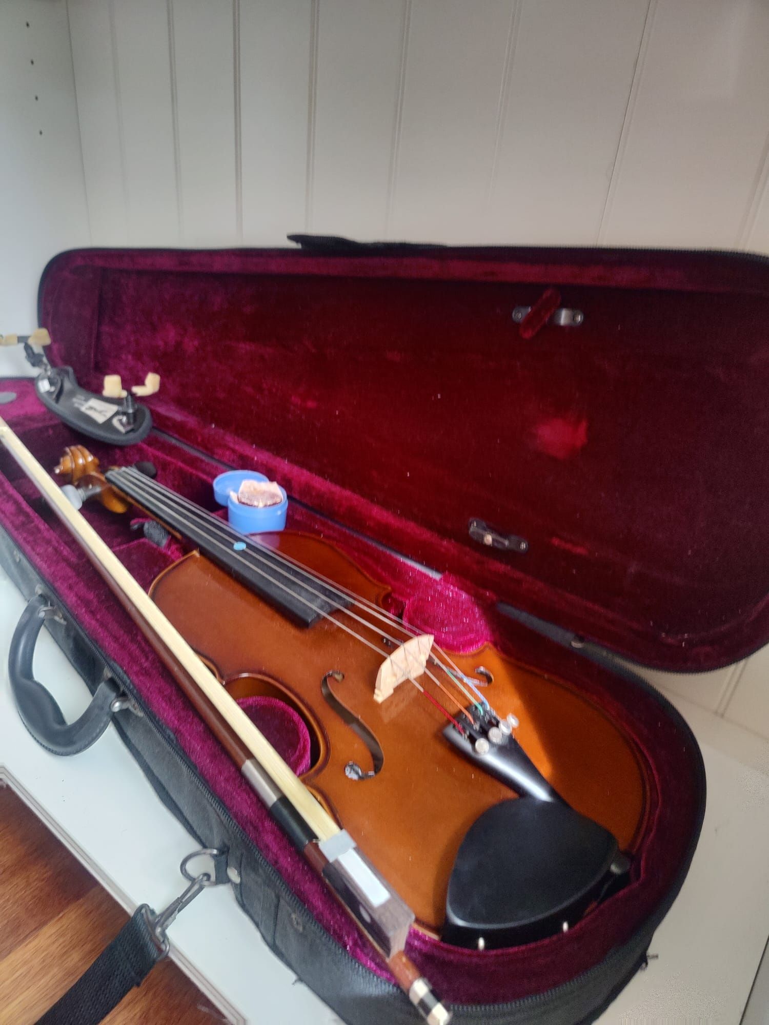 Violino 3/4 com caixa e almofada 
50€