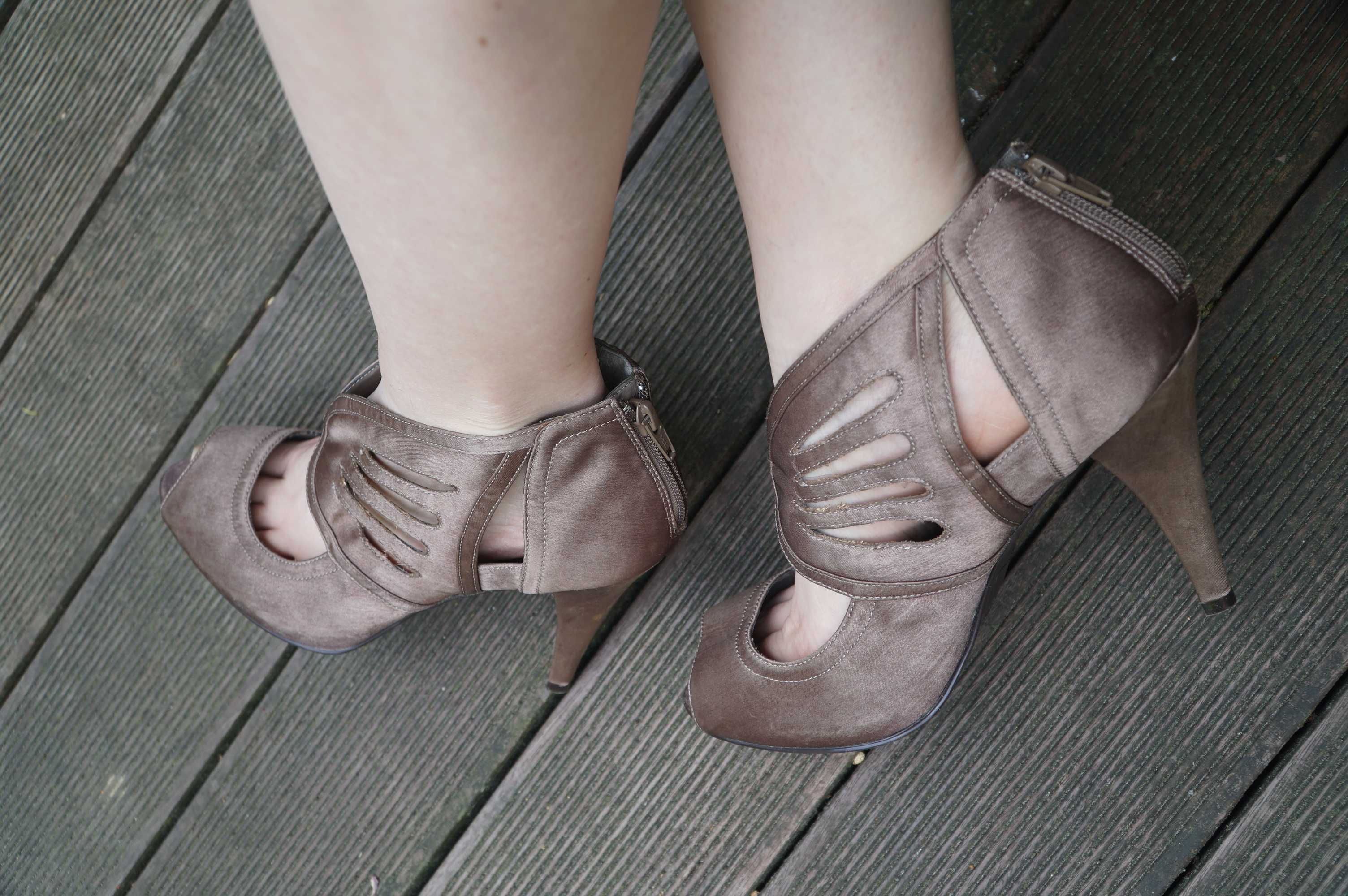 Złote satynowe buty szpilki sandałki na obcasie botki 41 wkł. 26,5 cm