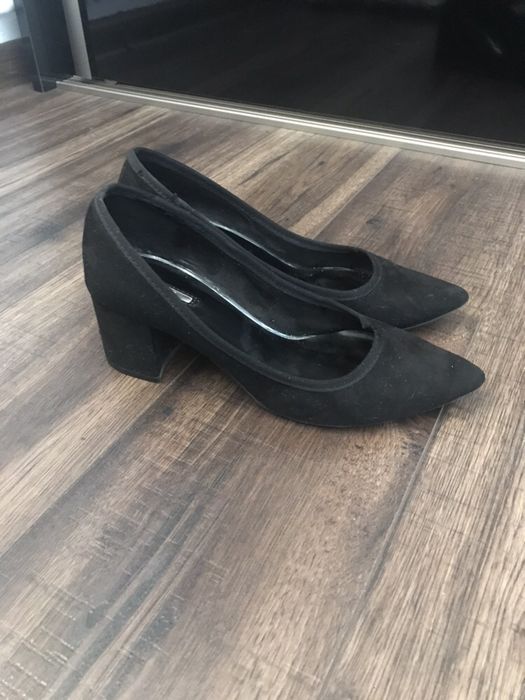 Czółenka Stradivarius czarny zamsz 37