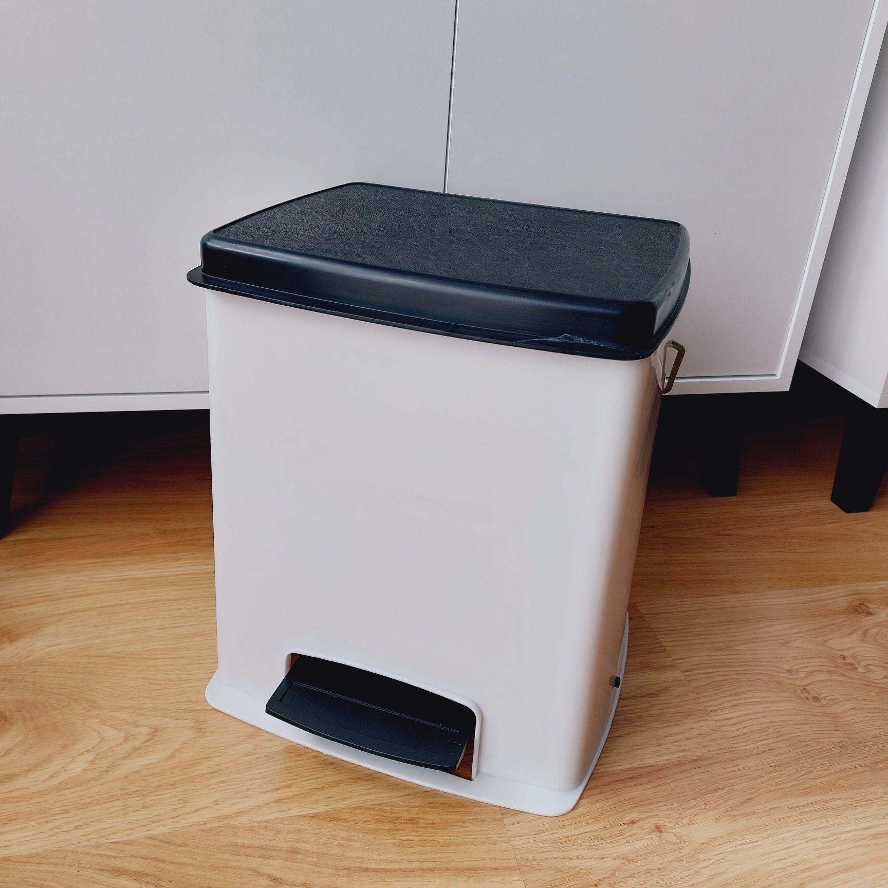 Kosz na śmieci z okresu PRL śmietnik plastikowy ZTS KRYWAŁD-ERG Knurów
