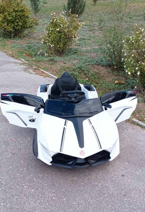 Дитячий акумуляторний автомобіль