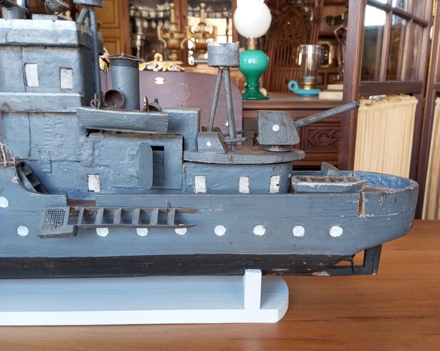 Antigo barco contratorpedeiro Português em madeira