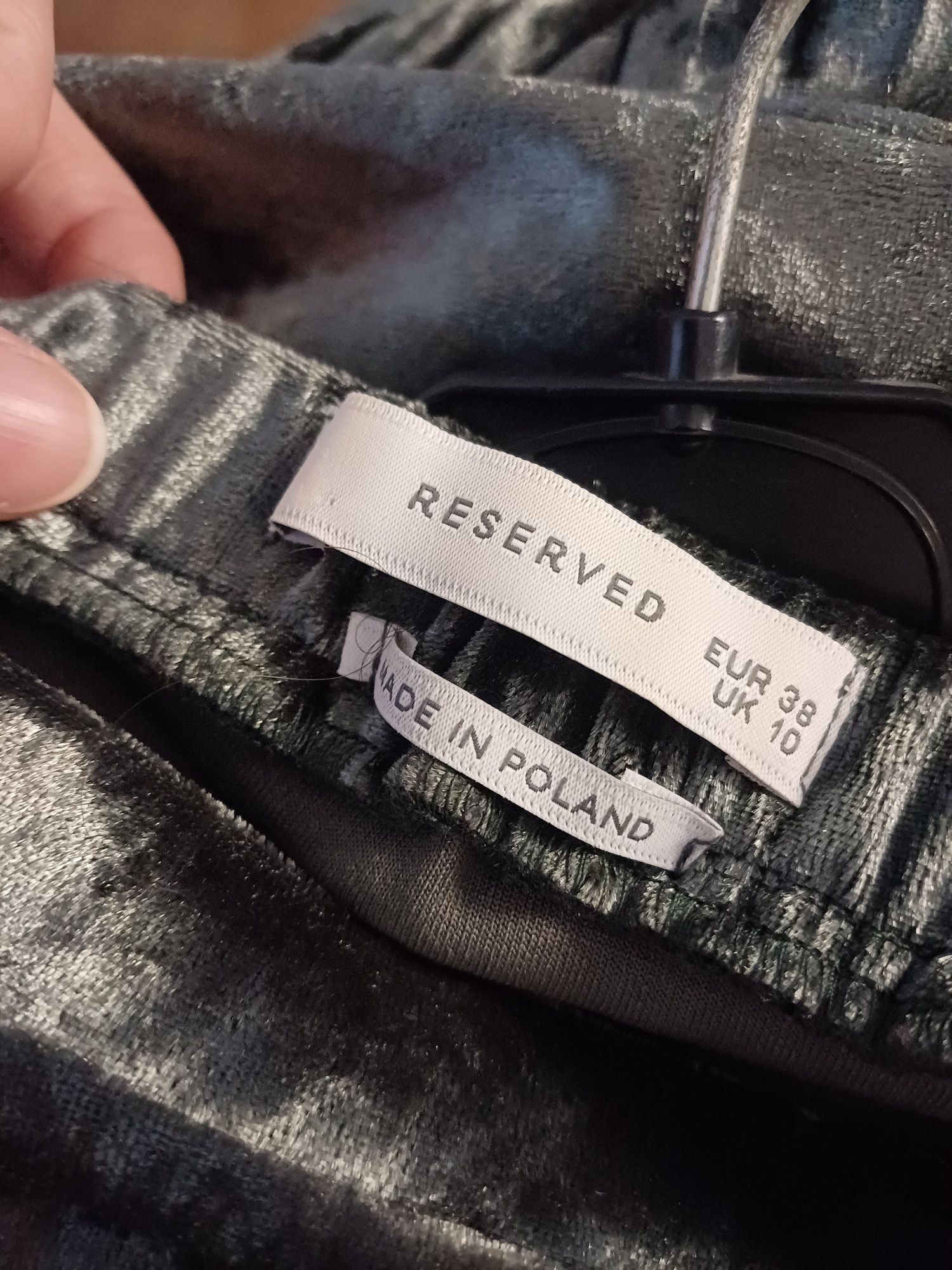 Welurowa sukienka midi Reserved