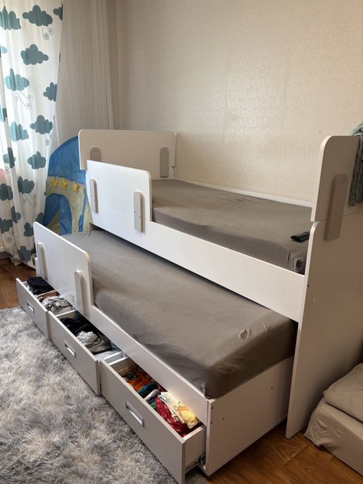 Двоярусне дитяче ліжко з висувним спальним місцем