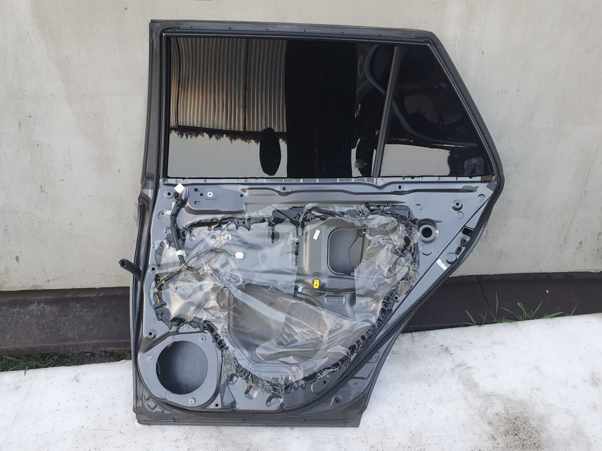 Drzwi prawe tył tylne Toyota Avensis t25 2 II kombi lakier 1G3  szyba