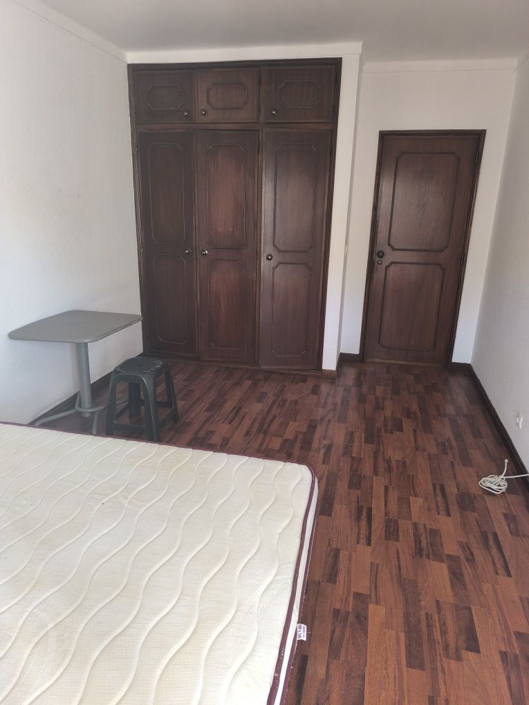 Alugo quarto com cama de casal para solteiro ou souteira, a 15 minutos