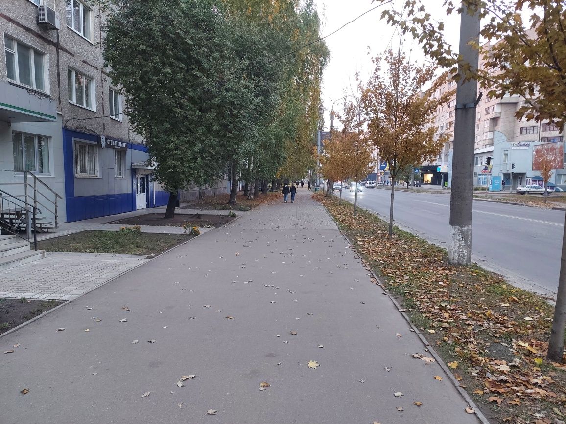 Продам приміщення на першій лініїї на Металургів під салон, магазин і