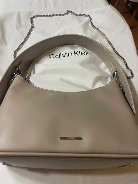 Calvin Klein | Mala nova | Cor branco-creme | Nova