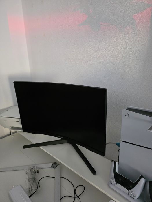 Monitor curvo Samsung de 27" G5
Resolução de 2,560 x 1,440 (WQH
T