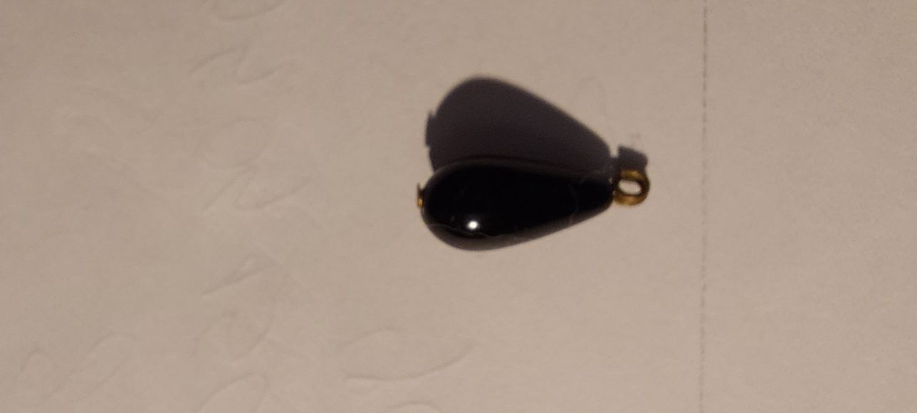 Czarny wisiorek 2 cm x 0.6 cm