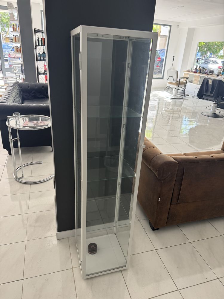 Vitrine branca com 3 parteleiras