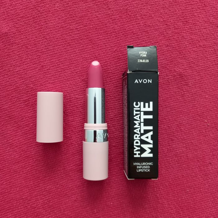 Avon matowa szminka z kwasem hialuronowym Hydra Pink
