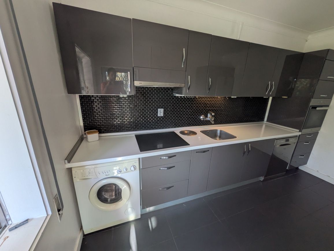 Móveis de cozinha cinzentos em ótimo estado de conservação