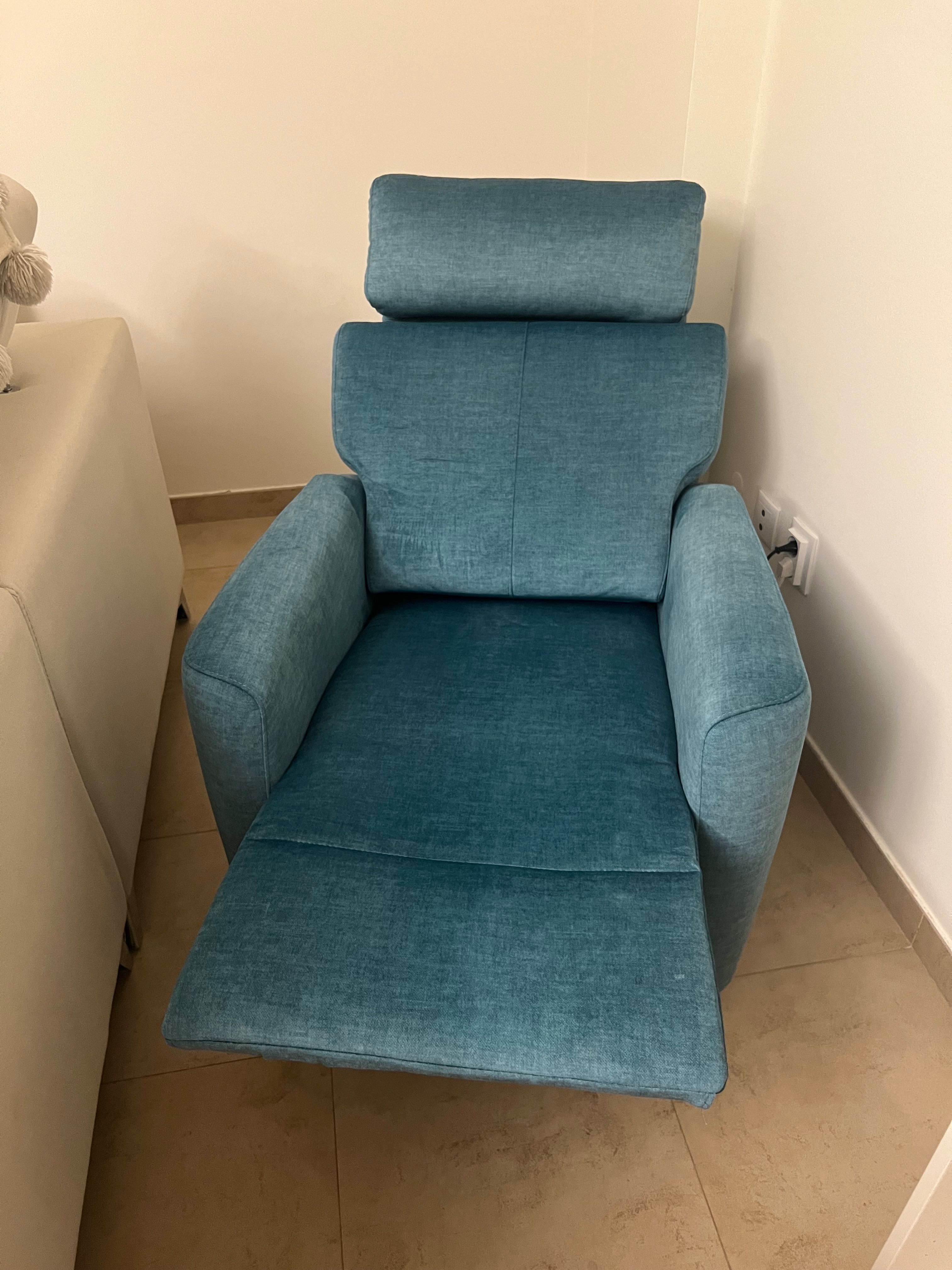 Poltrona Azul Reclinável - Conforto e Estilo em Perfeito Estado!