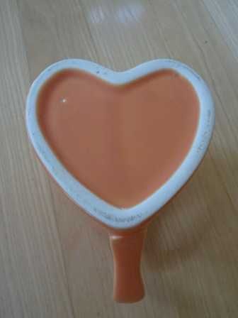 Pomarańczowy kubek w kształcie serca