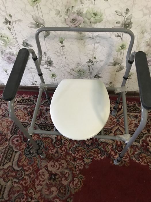 Стілець туалет для літніх людей